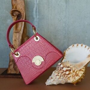 Genuine Italian leather pink bag with croc detail and detachable shoulder strap